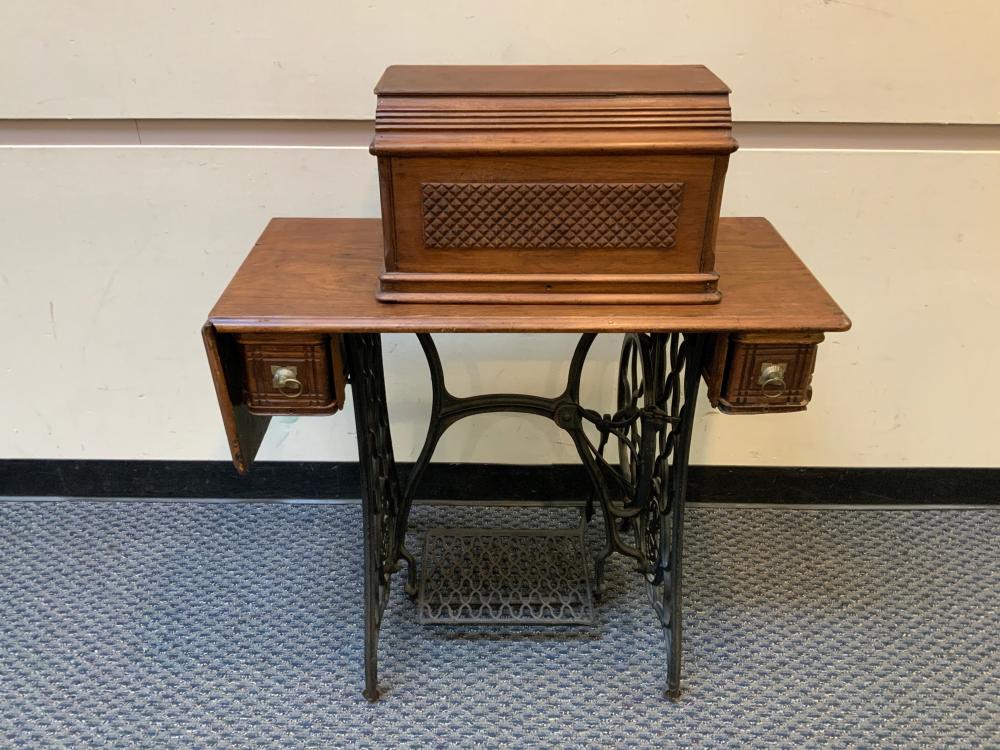 SINGER SEWING MACHINE TABLE WITH 32f32e