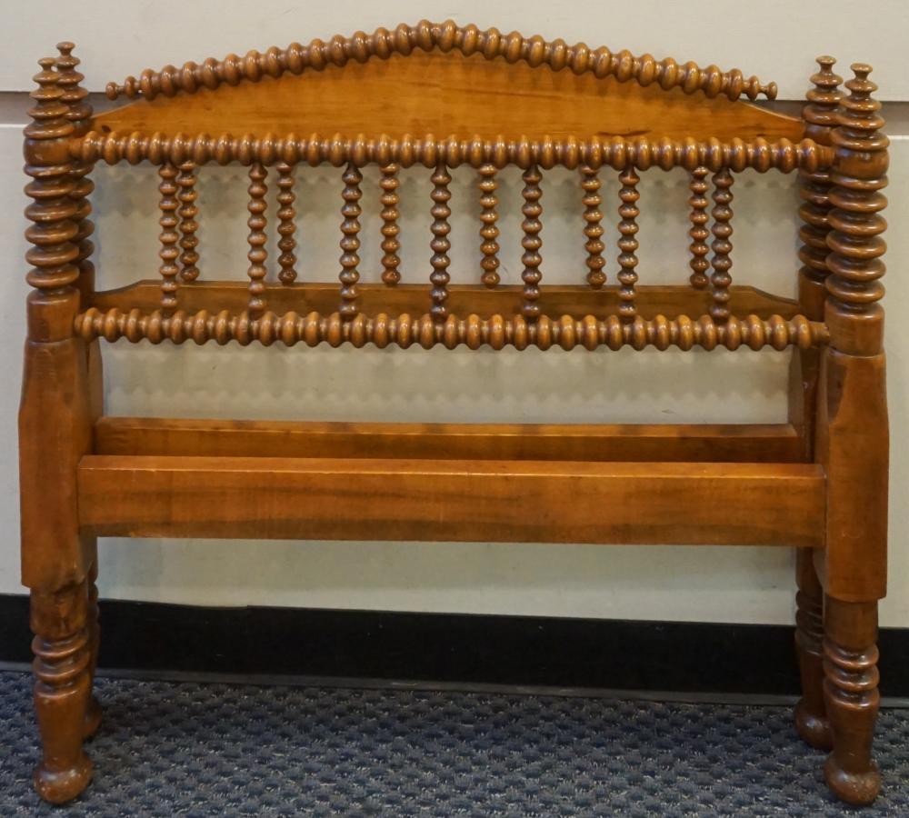 VICTORIAN YOUTH SPOOL BED AND WHITE