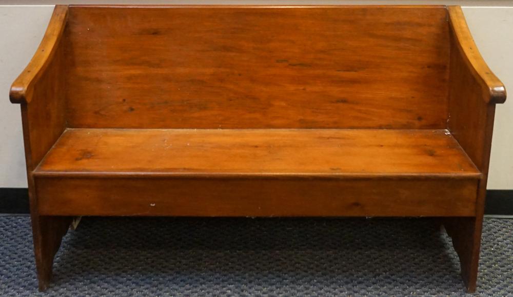 EARLY AMERICAN STYLE PINE BENCH 32f488