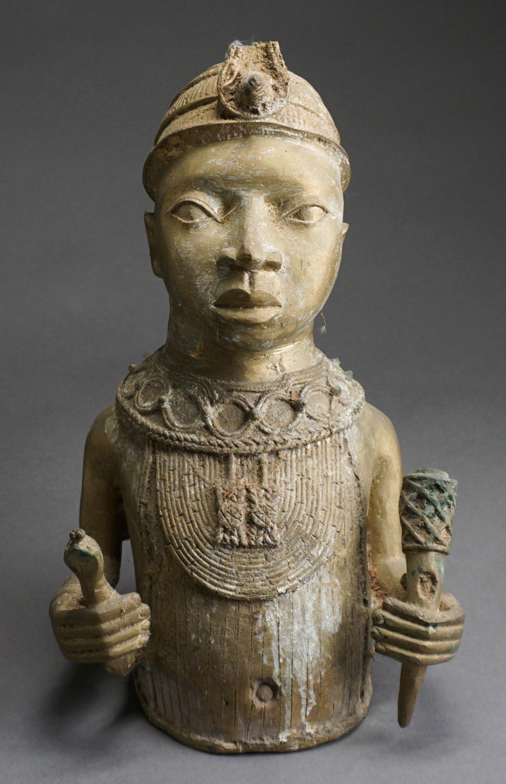 AFRICAN SCHOOL BUST OF A FIGURE  32f4c1