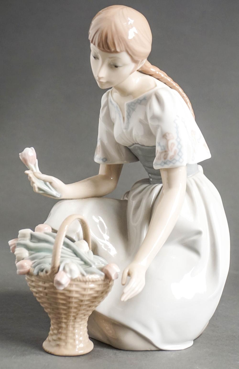 LLADRO FIGURE OF YOUNG WOMAN WITH