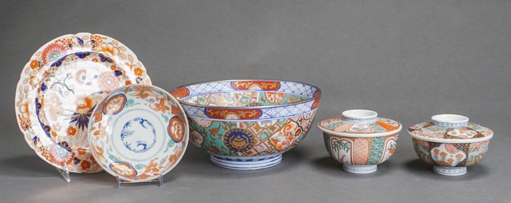 COLLECTION OF FIVE IMARI STYLE 32d0fc