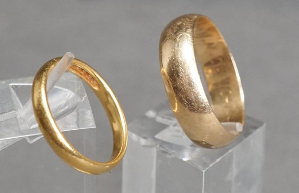 22 KARAT YELLOW GOLD BAND AND A 32d172