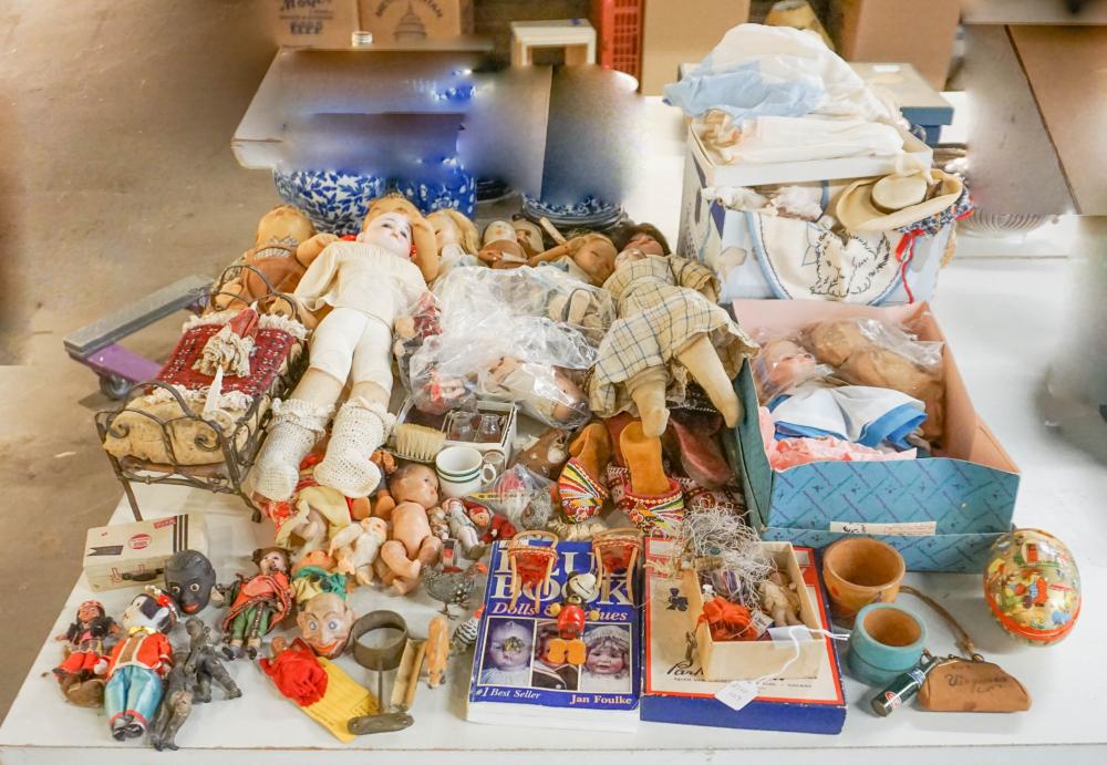 LARGE COLLECTION WITH DOLLS, DOLLHOUSE