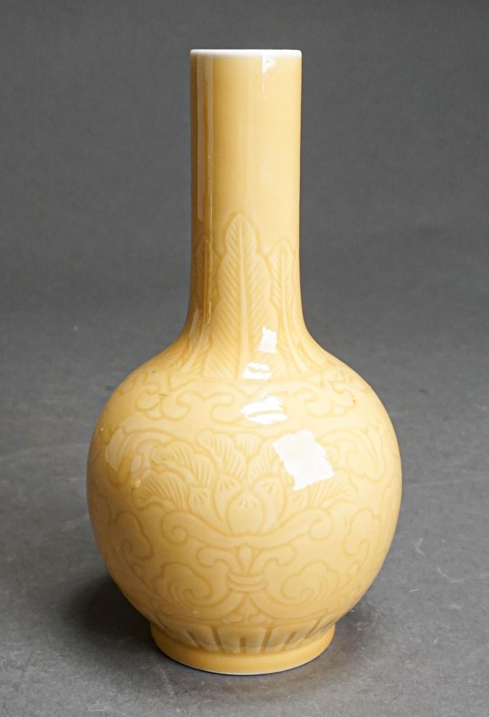 CHINESE YELLOW PORCELAIN VASE  32d28a