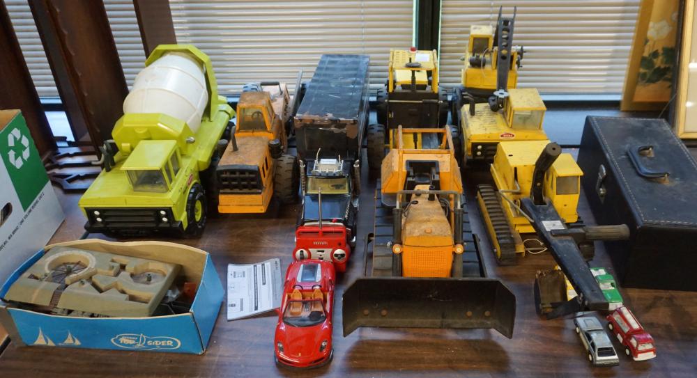 COLLECTION OF VINTAGE AND OTHER TOYS,