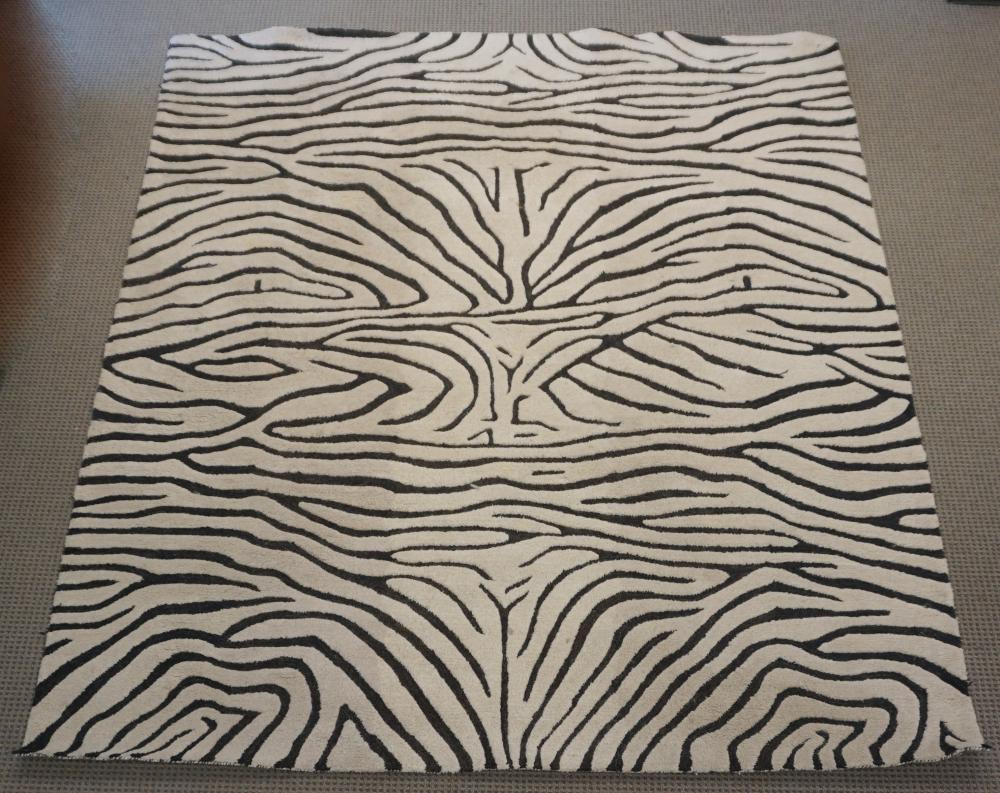 MODERN BLACK AND WHITE RUG, 7 FT