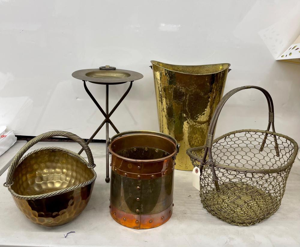 GROUP OF BRASS AND COPPER BASKETS,