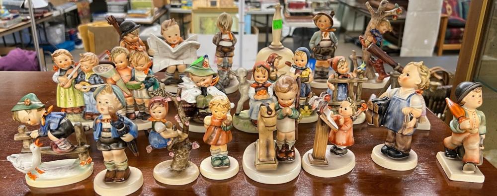 COLLECTION WITH TWENTY HUMMEL FIGURINESCollection 32d52d