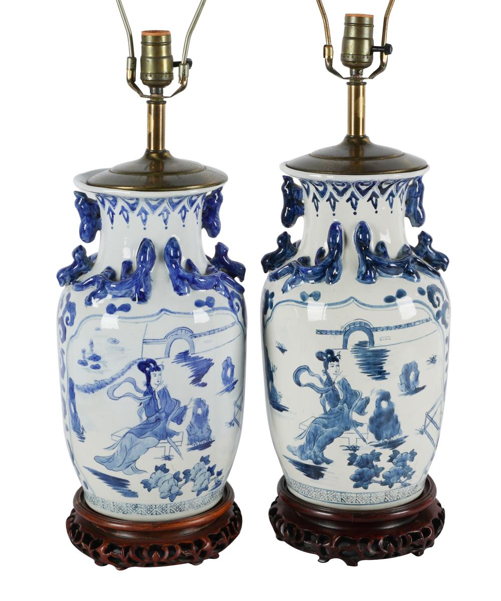 PAIR OF CHINESE BLUE WHITE PORCELAIN 32d666