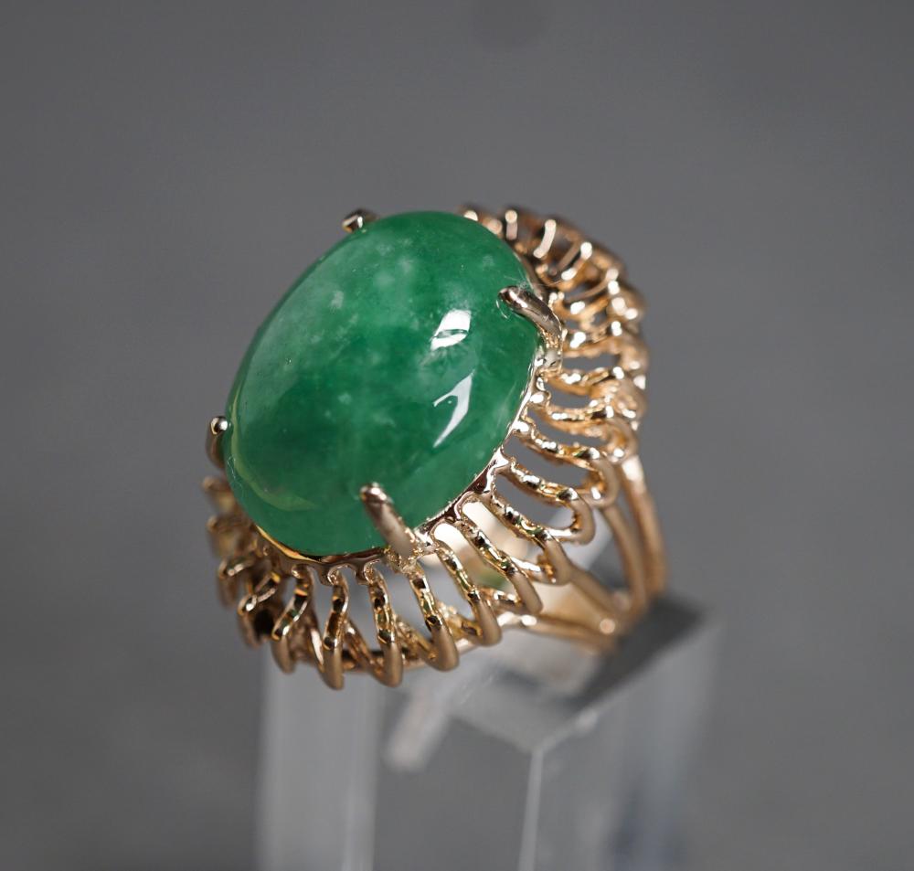 14 KARAT YELLOW GOLD AND JADE RING  32d6ce