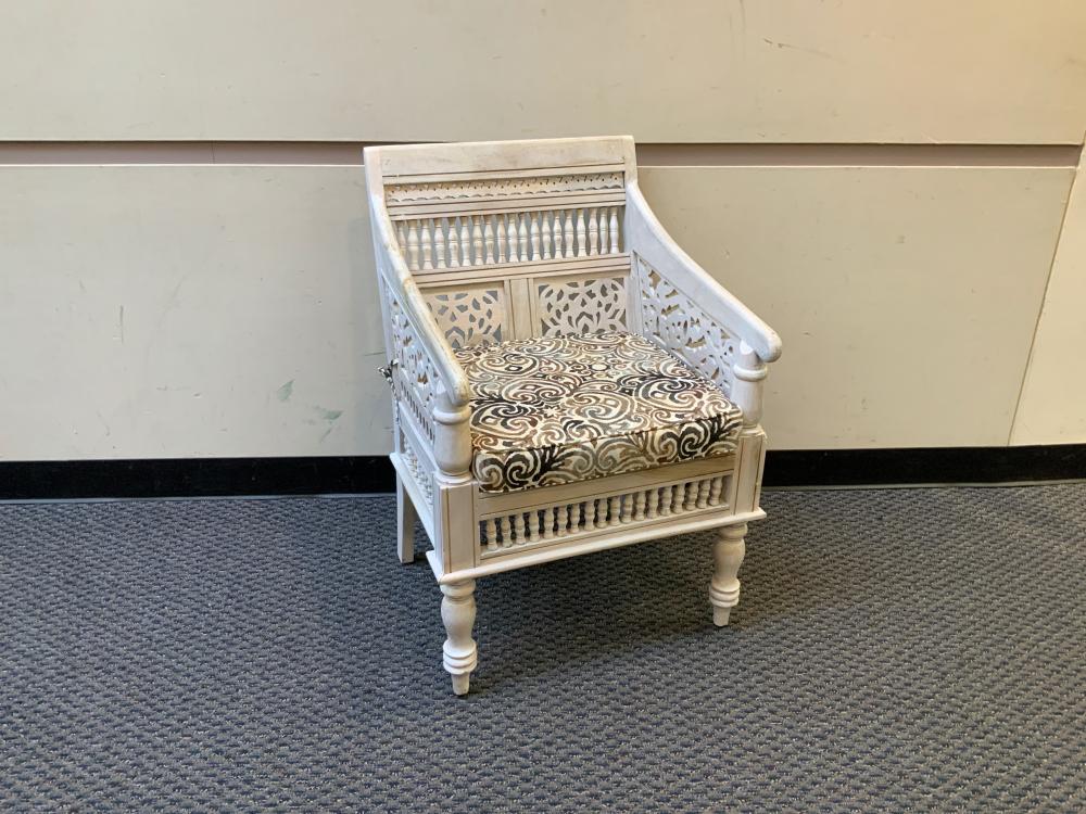 DISTRESSED WHITE PAINTED ARMCHAIRDistressed 32d837