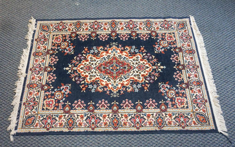 MACHINE MADE RUG 5 FT 6 IN X 4 32d88b