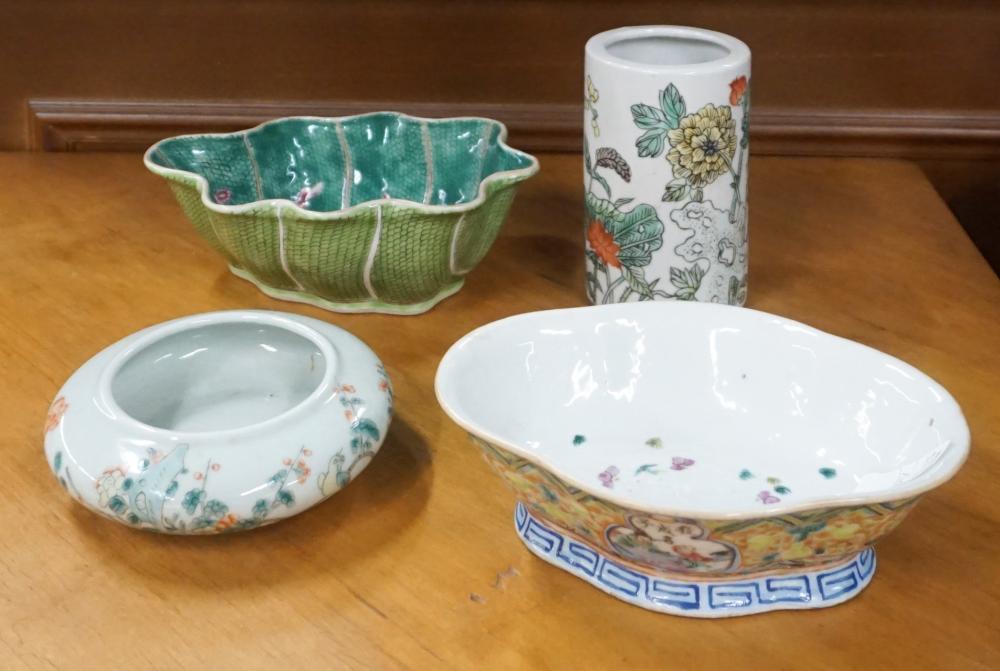 FOUR CHINESE PORCELAIN TABLE ARTICLESFour 32d8a6