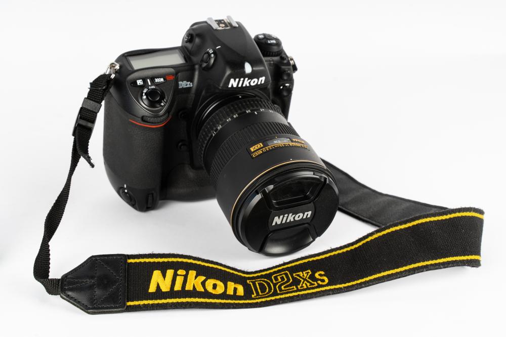 NIKON D2XS CAMERA WITH 17 55MM 32d9b1