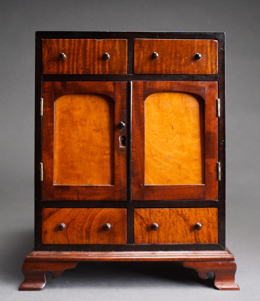 CHIPPENDALE STYLE MAHOGANY DIMINUTIVE 32dadd