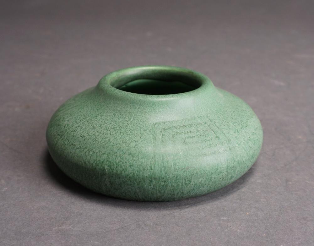 HAMPSHIRE POTTERY BULBOUS MATTE 32dbca