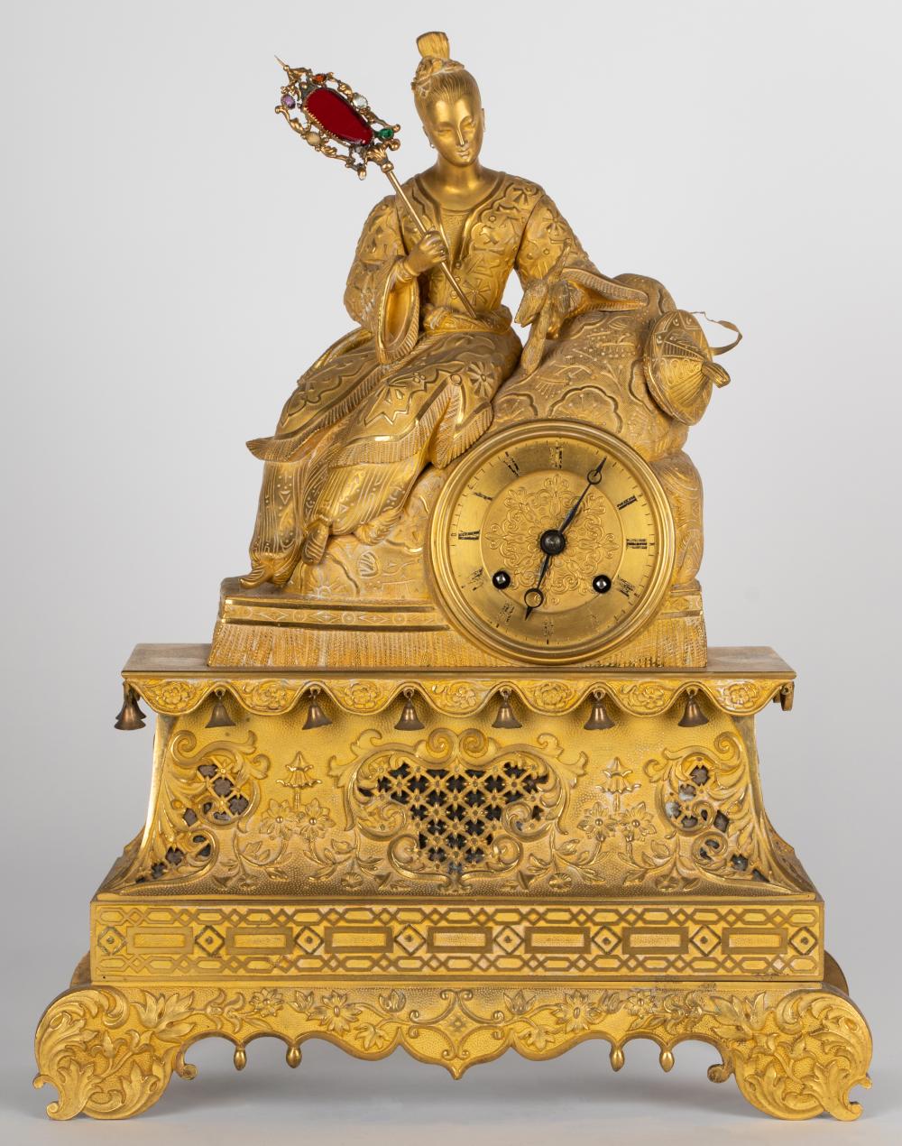 CHINOISERIE GILT METAL MANTLE CLOCKthe 32dcda