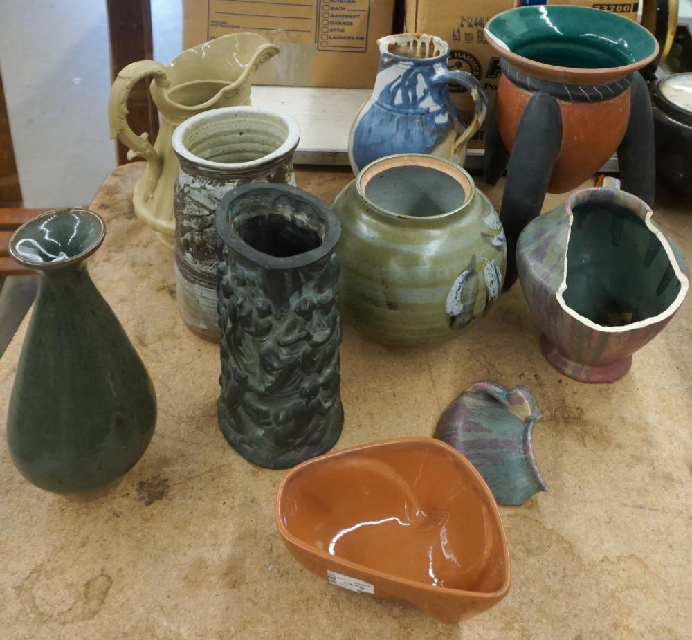 COLLECTION OF GLAZED ART POTTERY  32de9f