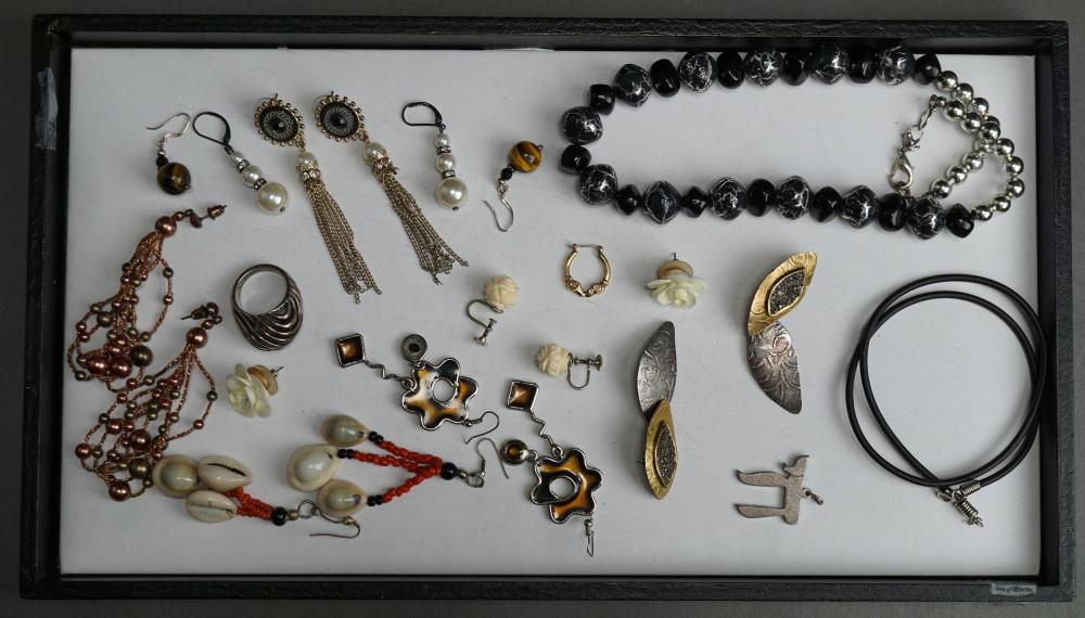 GROUP OF ASSORTED FASHION JEWELRY