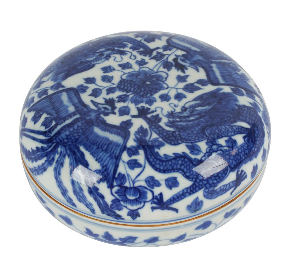 CHINESE BLUE WHITE COVERED BOXsigned  330866