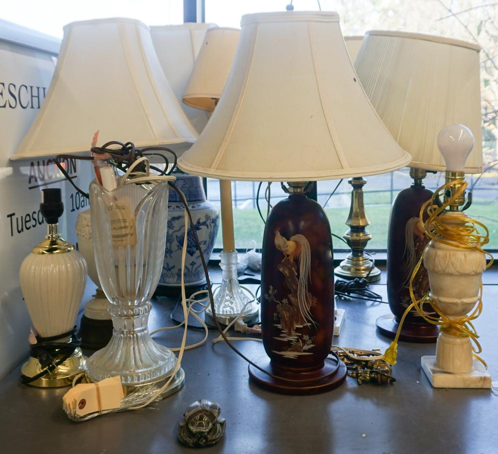 COLLECTION OF ASSORTED TABLE LAMPS 330903