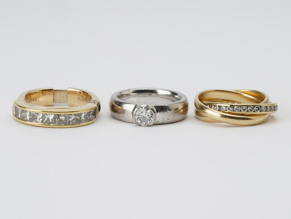 THREE ASSORTED GOLD DIAMOND RINGScomprising 330a64