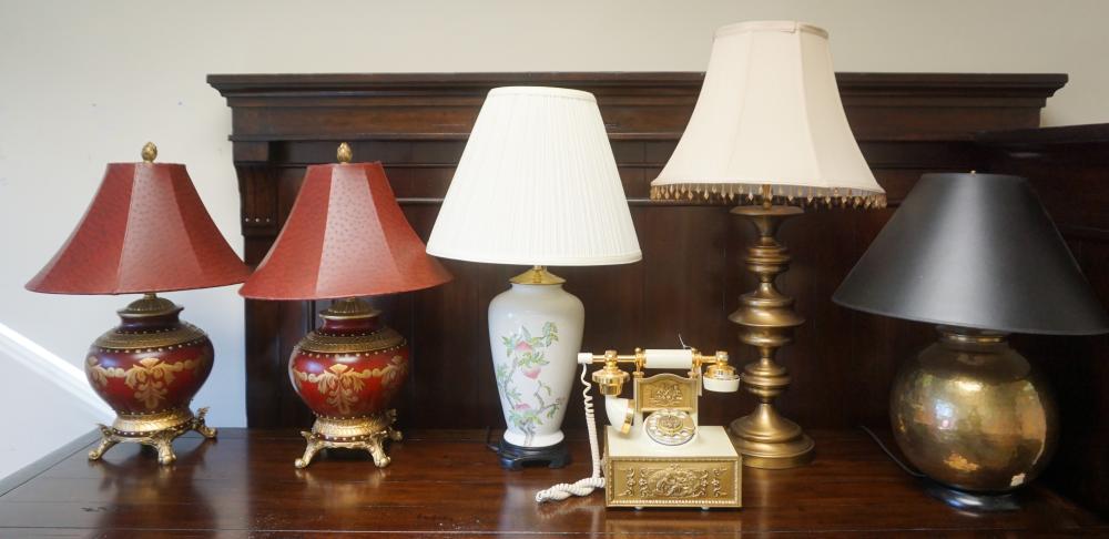 GROUP WITH FIVE TABLE LAMPS AND ROTARY