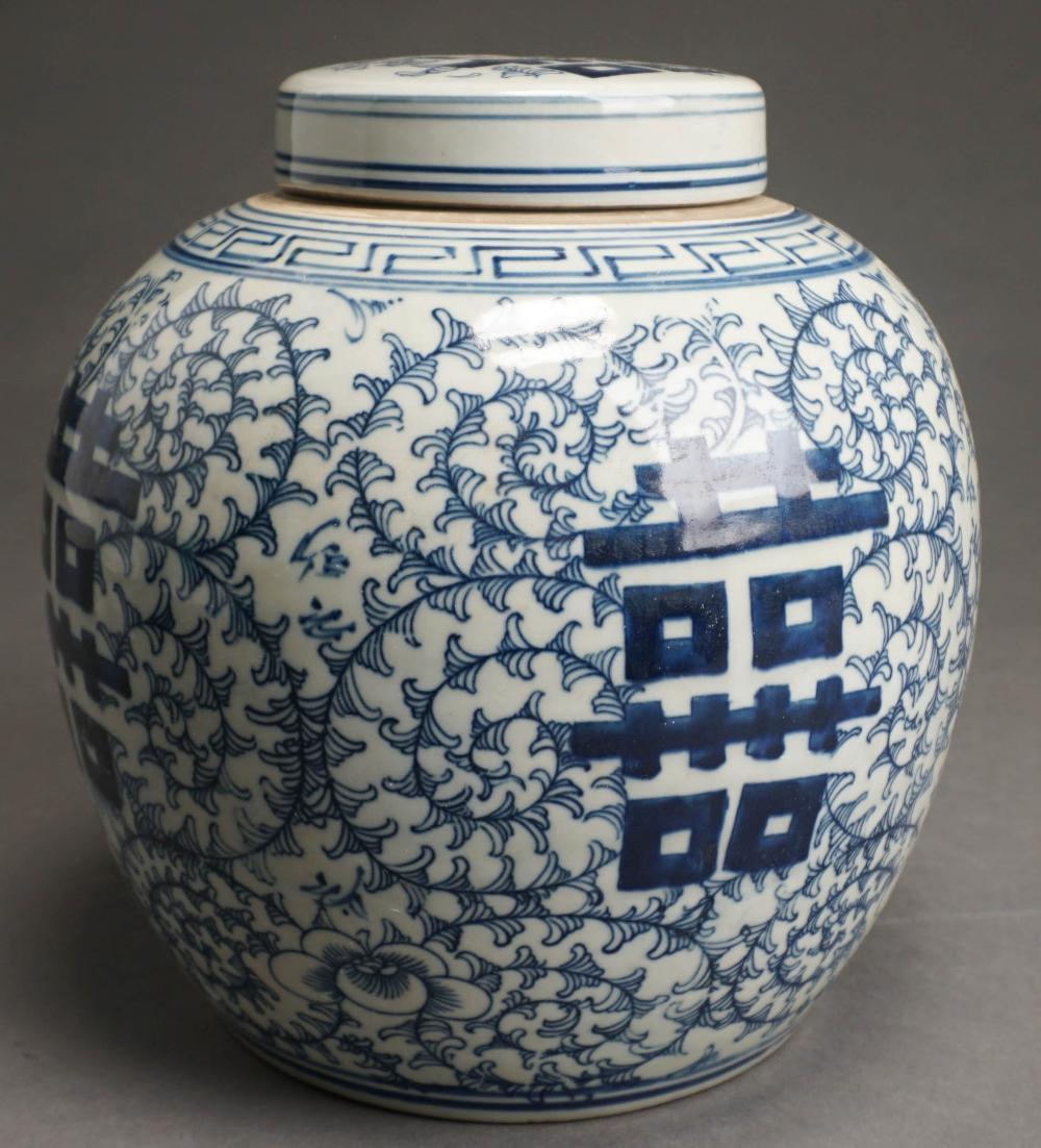 CHINESE BLUE AND WHITE COVERED URN H: