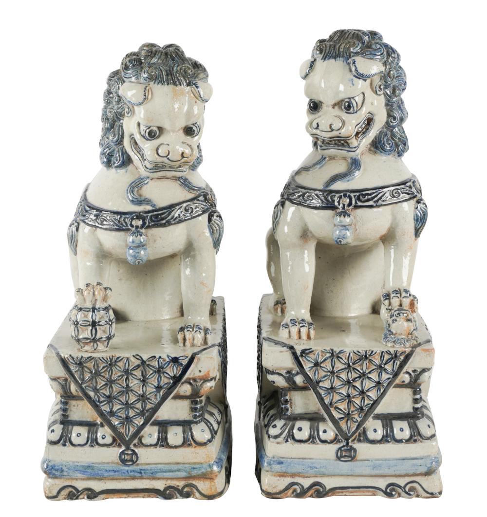 PAIR OF CHINESE BLUE WHITE CERAMIC 331063