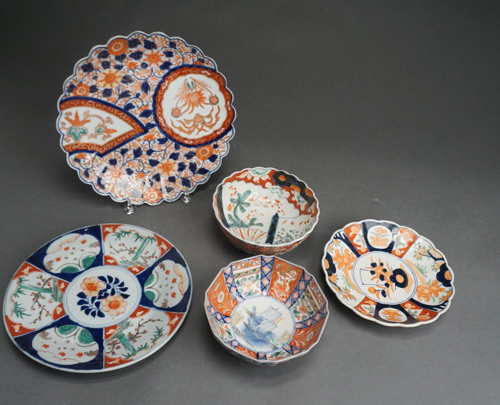 GROUP OF IMARI PORCELAIN TABLE 33121a