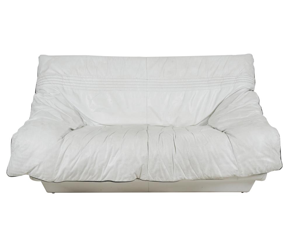 WHITE LEATHER LOVESEATmanufacturer 33125a