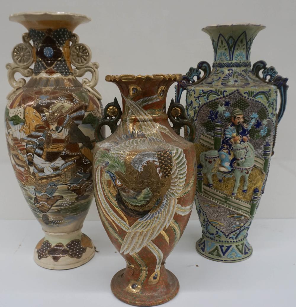 THREE JAPANESE EARTHENWARE POLYCHROME 33127d