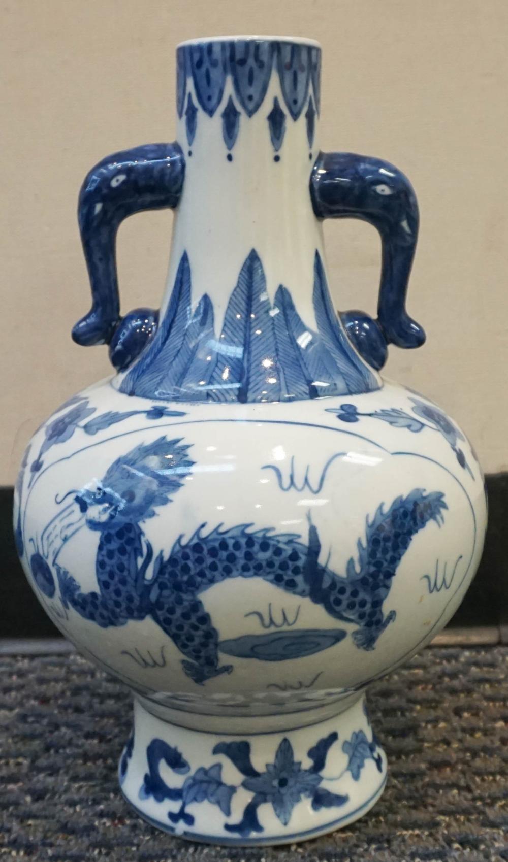 CHINESE BLUE AND WHITE TWO HANDLE 331284