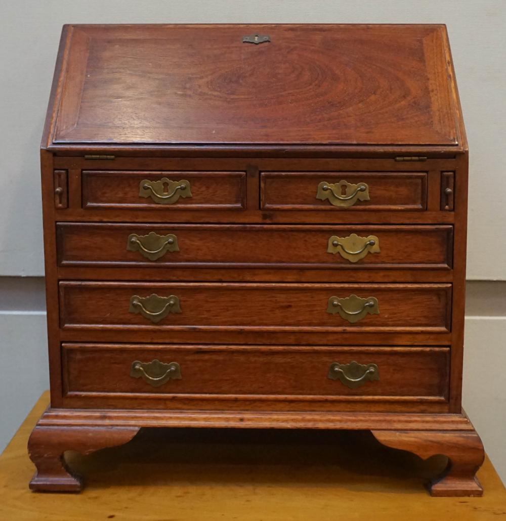 CHIPPENDALE STYLE MAHOGANY DIMINUTIVE 3312af