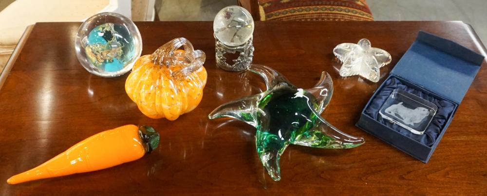 COLLECTION OF ART GLASS PAPERWEIGHTS 33133b