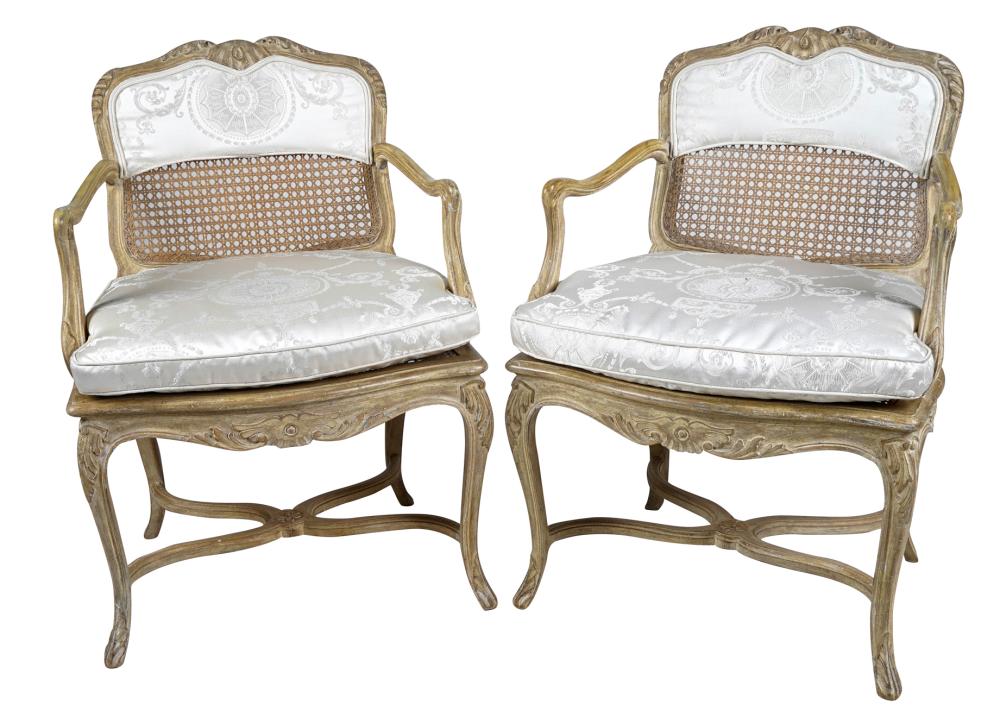 PAIR FRENCH PROVINCIAL STYLE BLEACHED 33154b