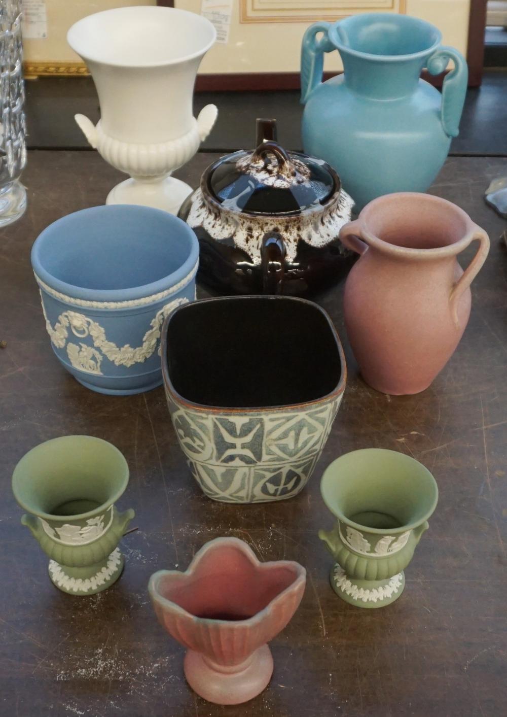 COLLECTION OF CERAMIC TABLE ARTICLES