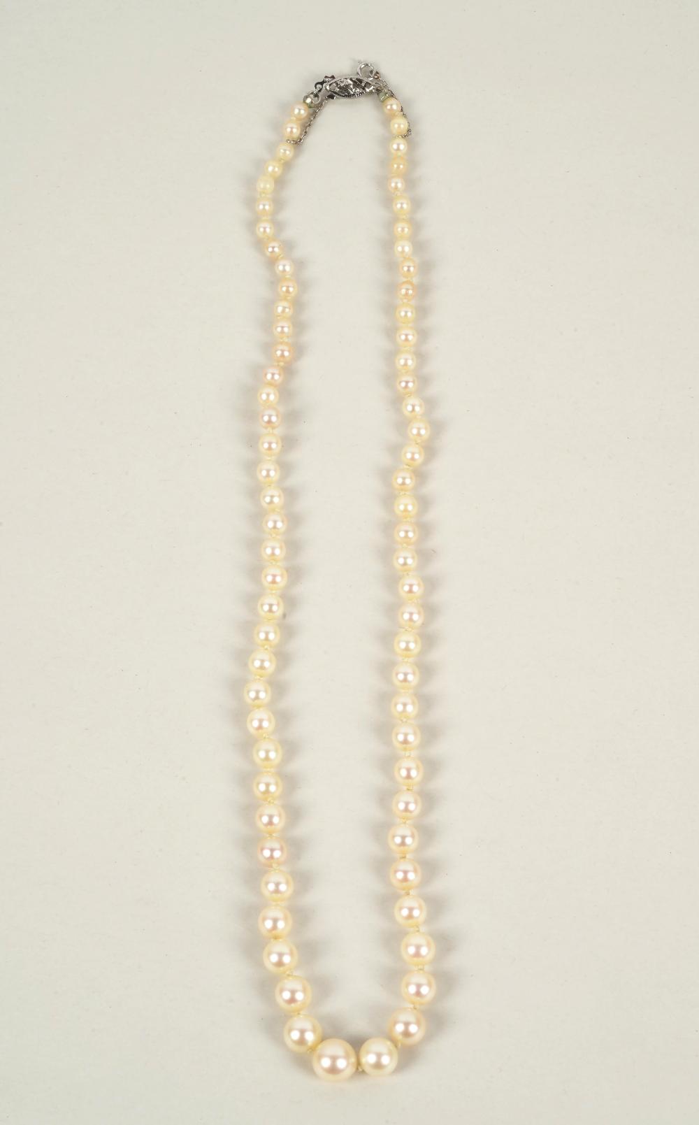 CULTURED PEARL GRADUATED NECKLACEcontaining