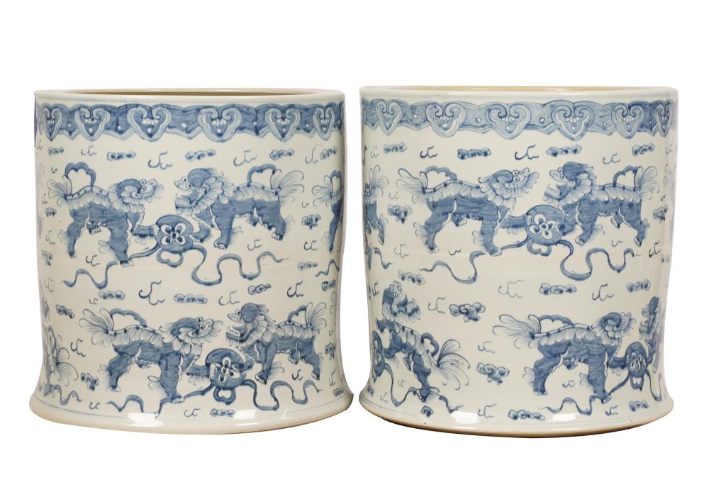 PAIR OF CHINESE BLUE & WHITE CERAMIC