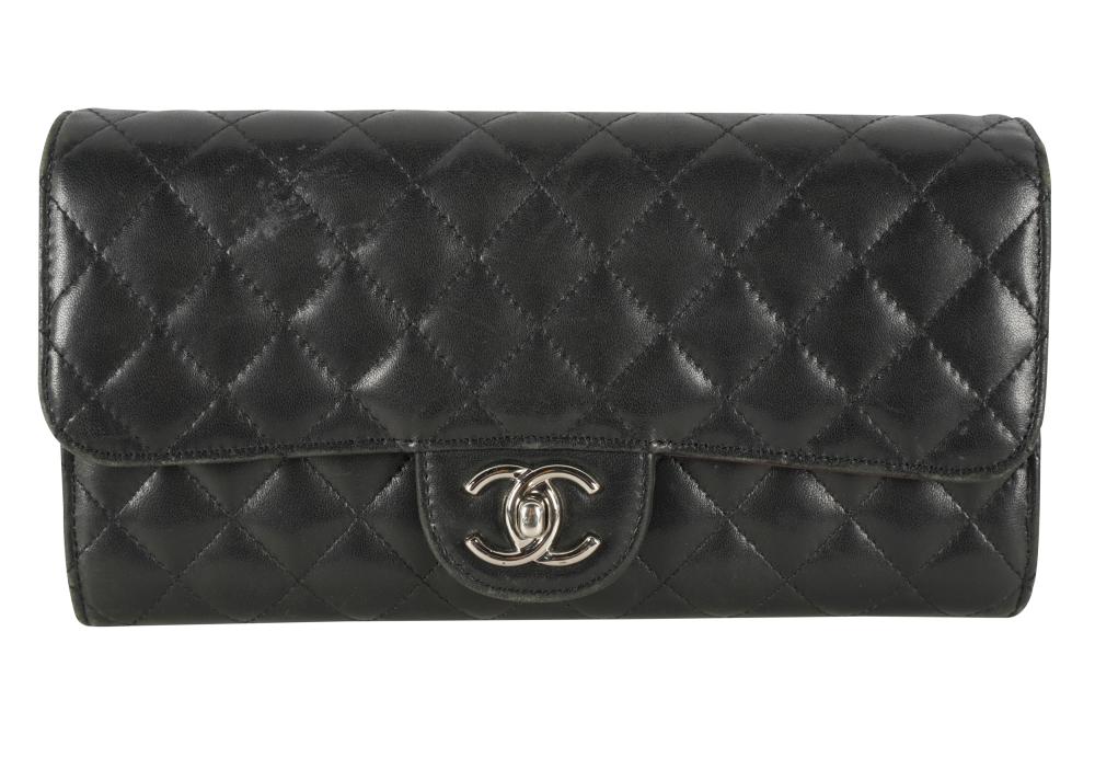 CHANEL QUILTED CLUTCH WITH CHAINcirca 33198a