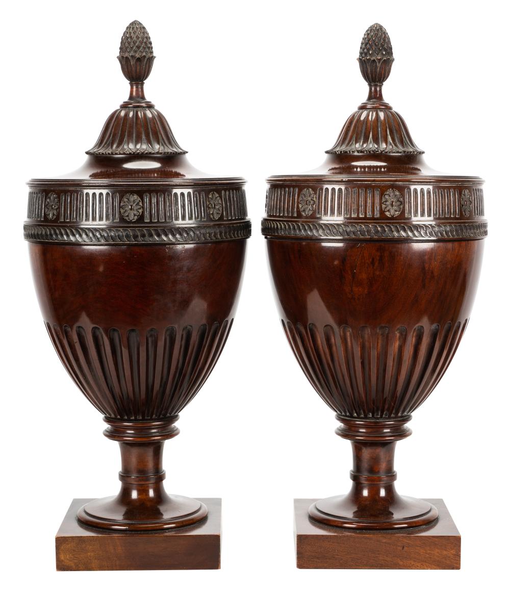 PAIR OF ENGLISH CARVED MAHOGANY 331cf0