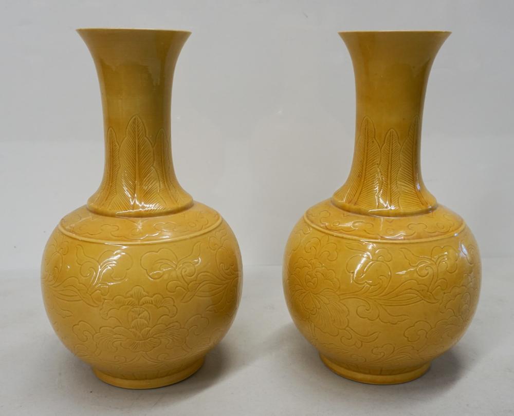 TWO PAIRS CHINESE MONOCHROME VASES 32f727