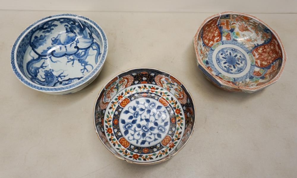 TWO JAPANESE IMARI BOWLS AND BLUE 32f769