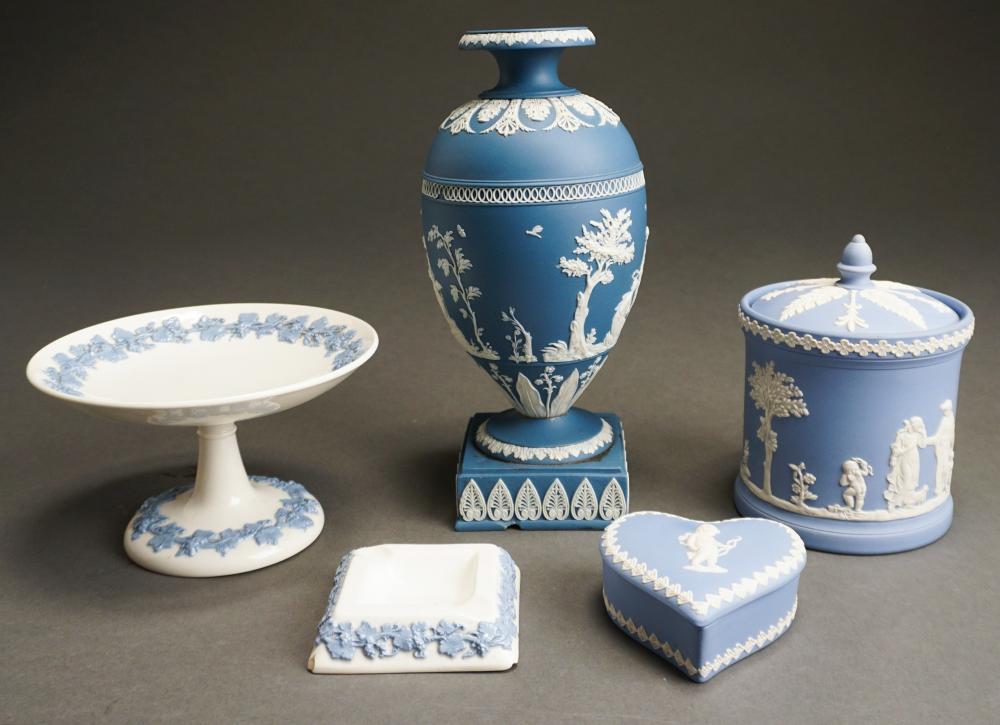 FIVE ASSORTED BLUE JASPERWARE DECORATED 32f7a4