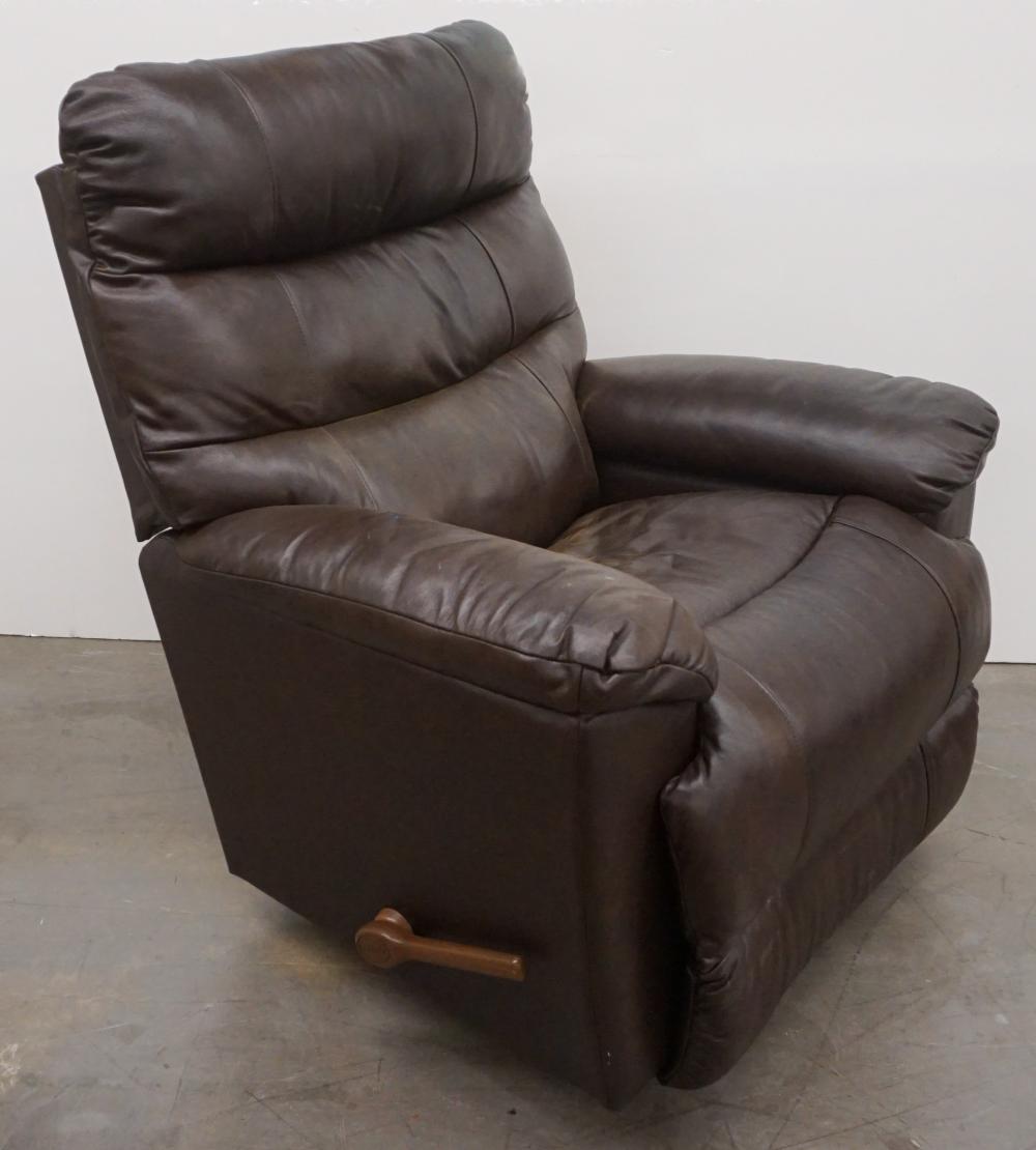 LA Z BOY BROWN LEATHER RECLINA ROCKER  32f8e4