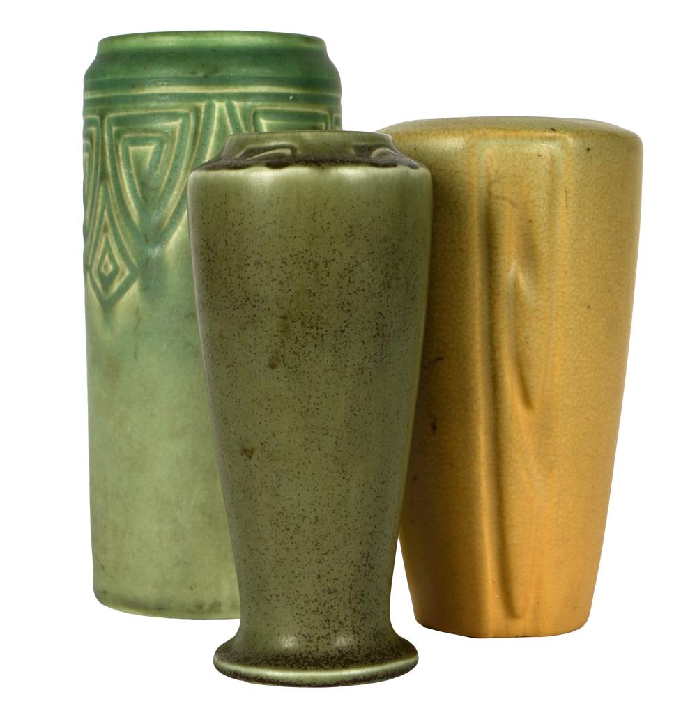 THREE ROOKWOOD POTTERY VESSELSeach 32fbe5