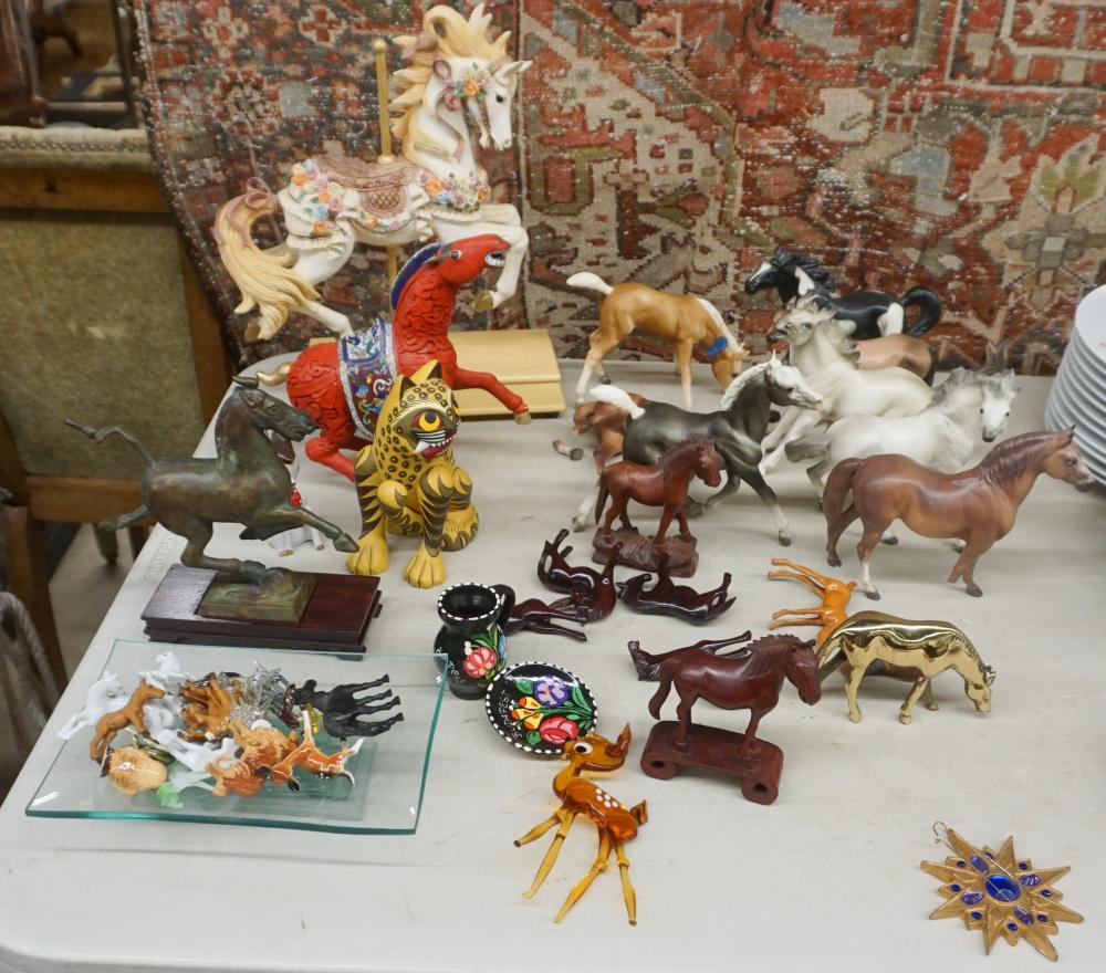 COLLECTION OF ASSORTED ANIMAL FIGURINES 32fd5d