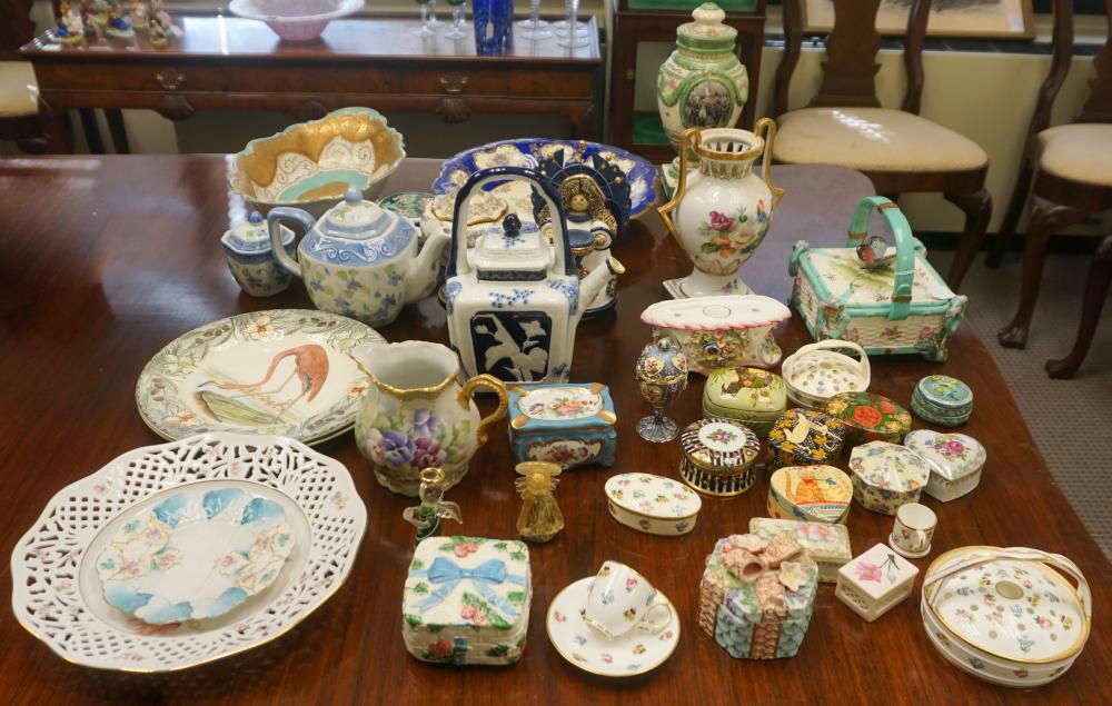 GROUP OF ASSORTED MAJOLICA, PORCELAIN