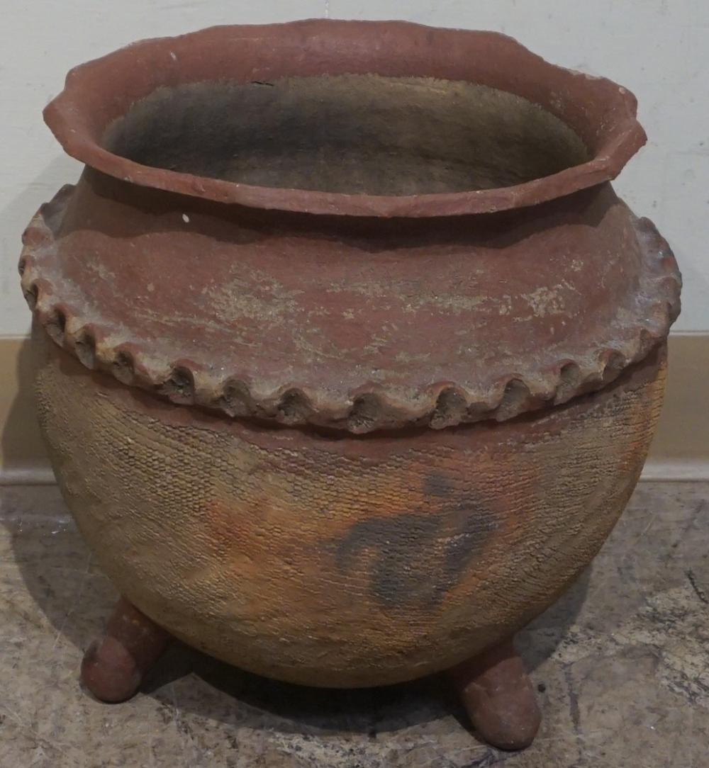 ETHNOGRAPHIC FOOTED POTTERY VESSEL 33042e